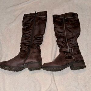 Like new women’s brown knee high boots with zipper detail